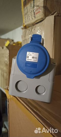 Legrand Розетка наклад. 32А 2К+З 230В IP44 555254