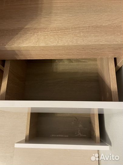 Рабочий стол с надстройкой и стеллажом