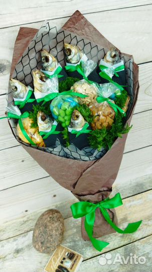 Съедобный букет из рыбы и снеков на заказ