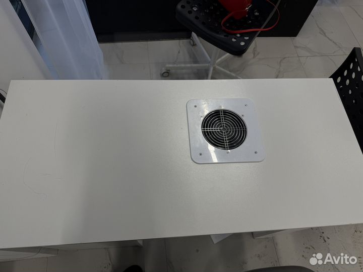 Маникюрный стол с вытяжкой