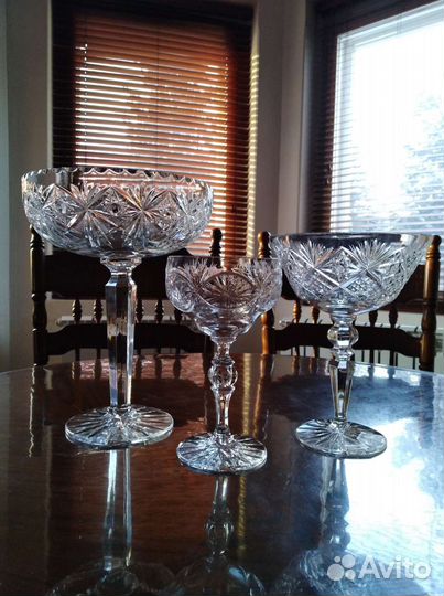 Ваза для фруктов на ножке