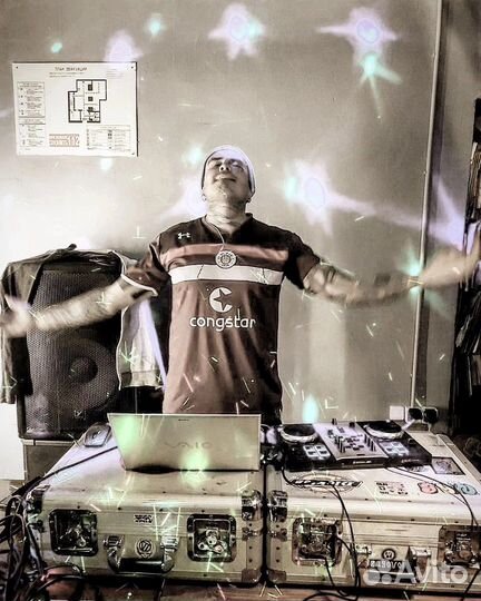 Диджей с оборудованием