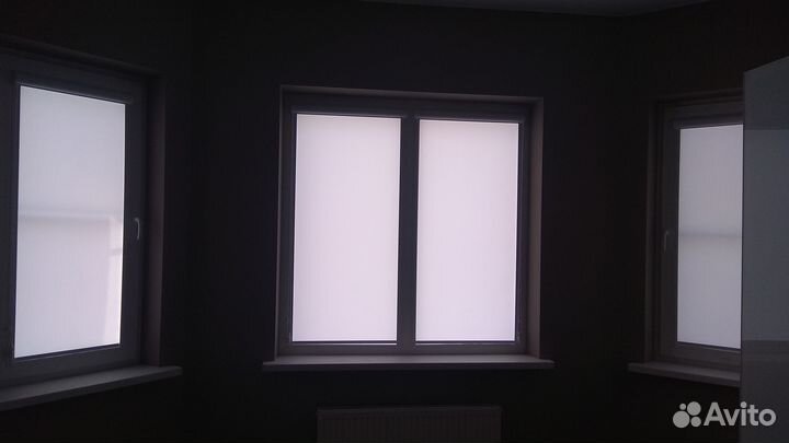Рулонные шторы на окна сиде белый