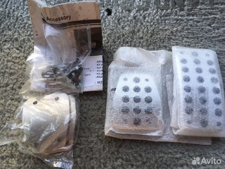 Mitsubishi colt накладки на педали MZ313109