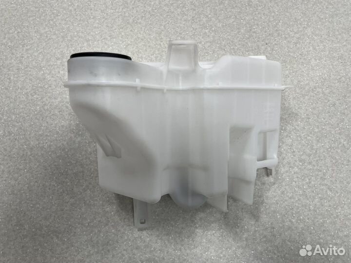 Бачок омывателя Toyota Hilux