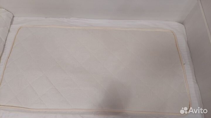 Детская кроватка с маятником