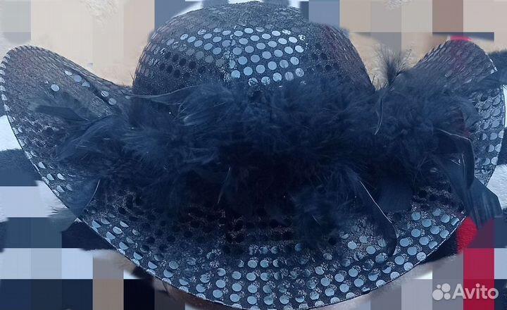 Шляпа с перьями