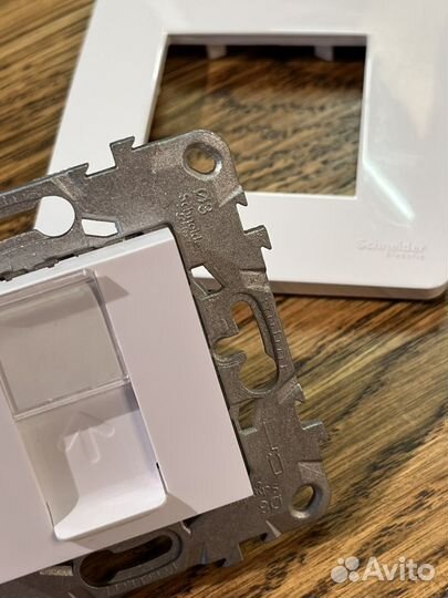 Розетка компьютерная с рамкой Schneider новая