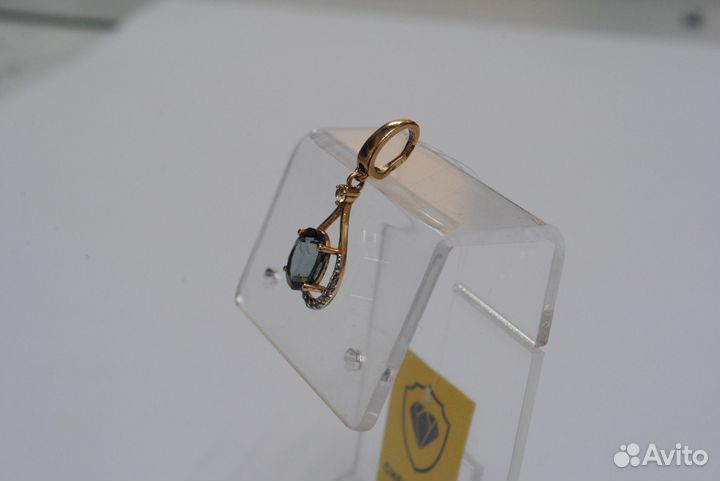 Золотая подвеска с топазом