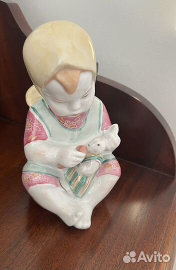 Статуэтка девочка с зайцем Дулево
