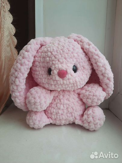 Очаровательный зайчик. Ручная работа (вязаный)