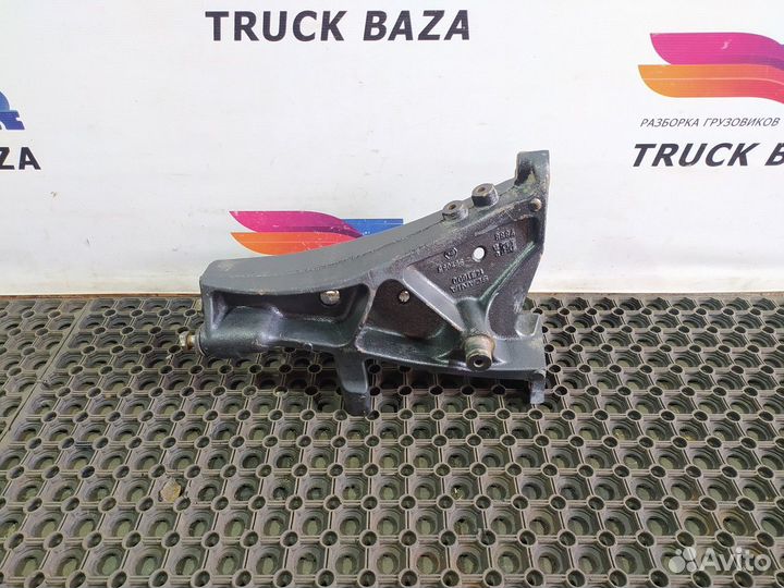 Кронштейн переднего бампера правый Scania 5-series