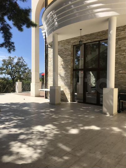 Дом 2000 м² на участке 18 сот.