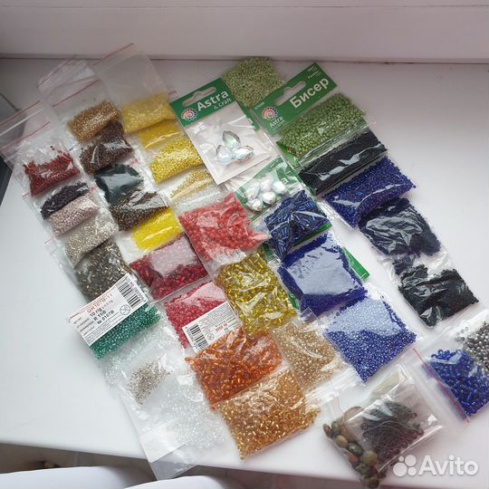 Бисер новый с контейнером