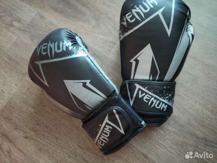 Боксерские перчатки