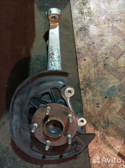 Кулак передний Lexus IS250