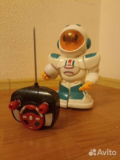 Игрушка робот с пультом радиоуправляемый 600