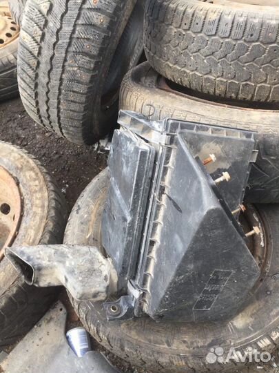 Корпус воздушного фильтра на митсубиси каризма