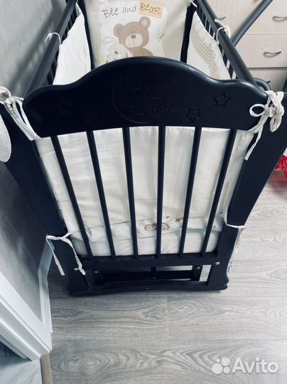 Детская кроватка с универсальным маятником