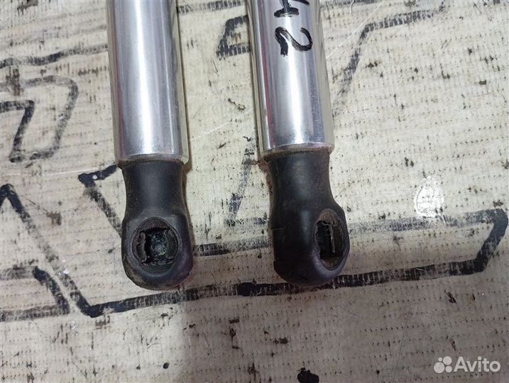 Амортизаторы крышки багажника Audi A8 D3 4.2 BVJ