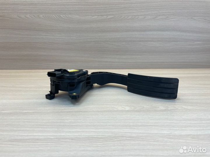 Педаль газа Renault Logan