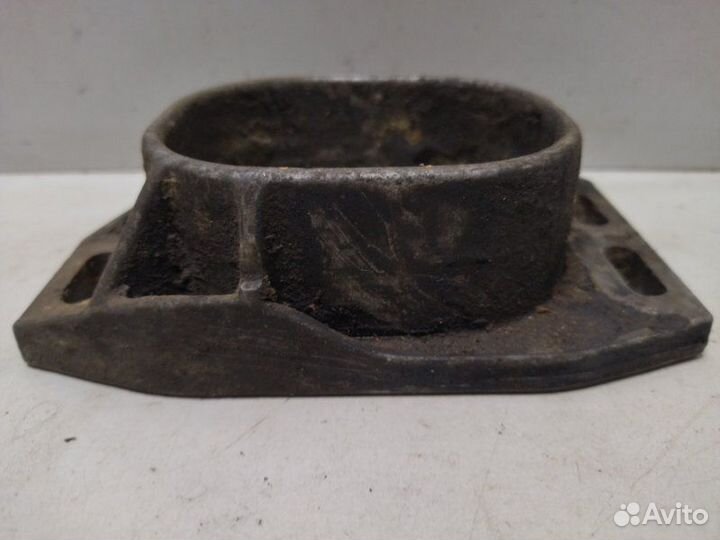 Кронштейн двигателя передний Volkswagen Passat