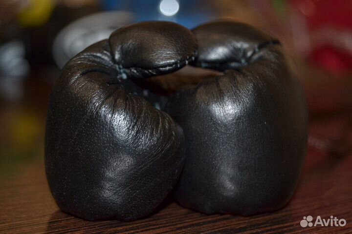 Черные сувенирные боксерские перчатки в авто 10 OZ