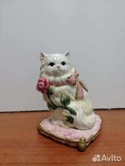 Фарфоровая статуэтка кошечки