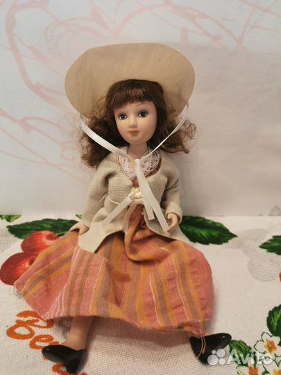 Кукла фарфоровая