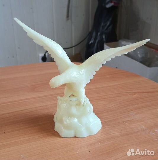 Орел. Змея. Статуэтка. Кавказ. Пластмасса. Свет
