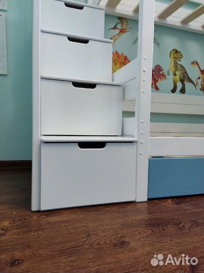 Двухъярусная кровать с лестницей