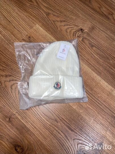 Шапки Moncler белые, синие