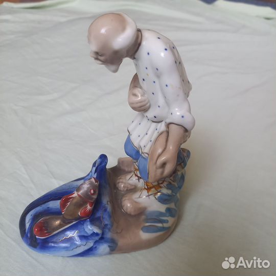 Статуэтка фарфор Старик и золотая рыбка Гжель СССР