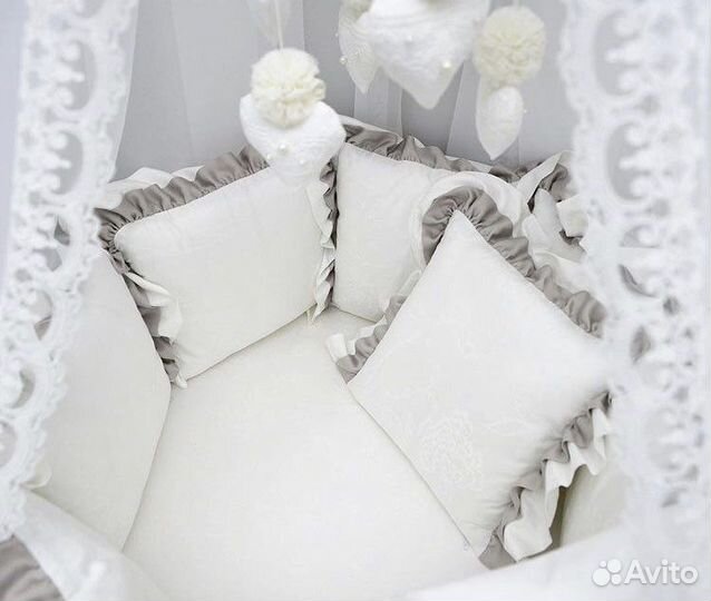 Комплект на детскую кроватку и выписку