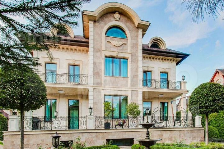 Коттедж 850 м² на участке 18 сот.