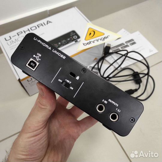 Внешняя звуковая карта behringer U-phoria UMC22