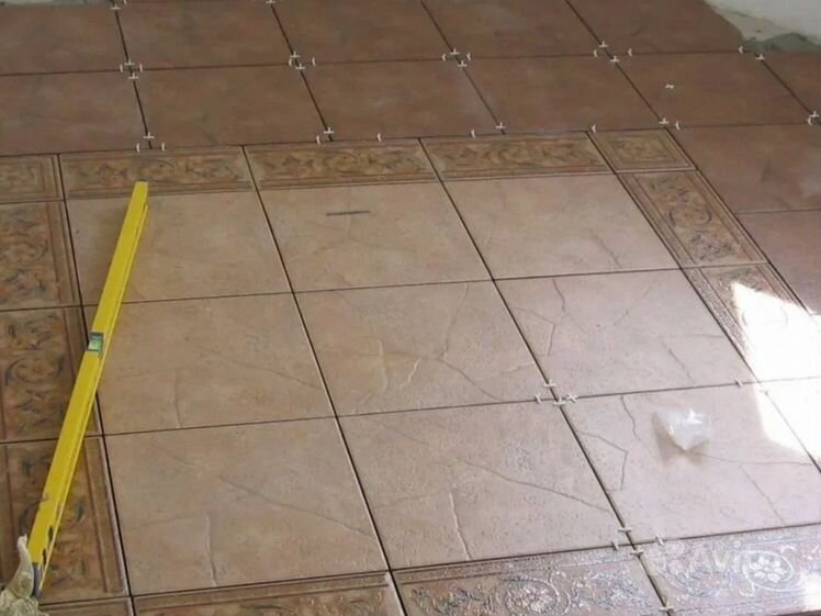 Полное высыхание плиточного клея на полу. Тёплая плитка пенокерамика для пола. Плиточные работы. Сколько сохнет плитка на полу. Пол после плитки.