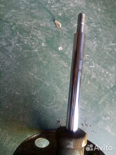 Передняя правая стойка амортизатора Toyota Rav4