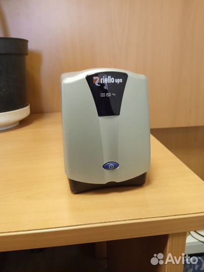 Источник бесперебойного питания Riello