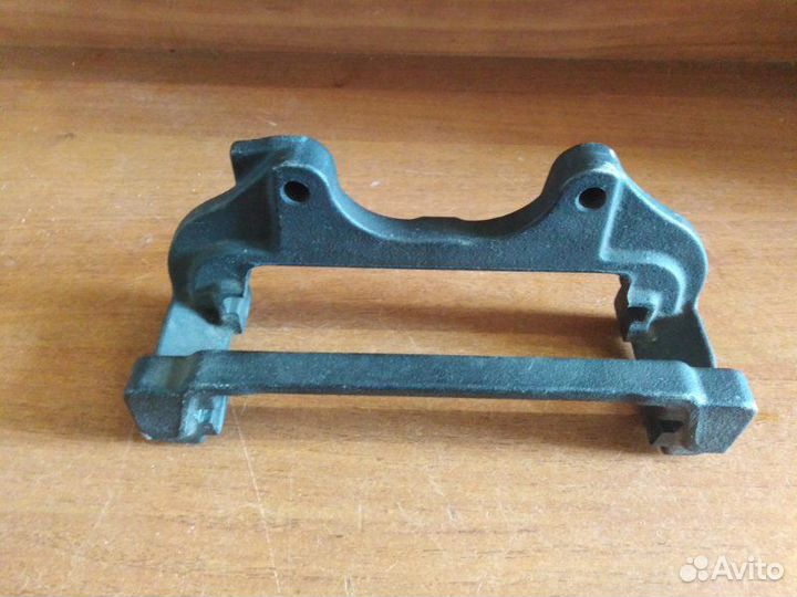 Скоба суппорта передняя левая Chrysler 300C 2011