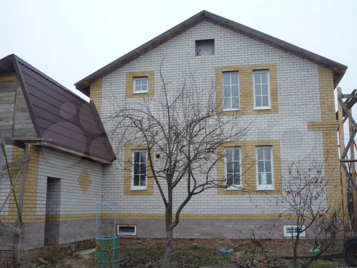 Коттедж 210 м² на участке 10 сот.