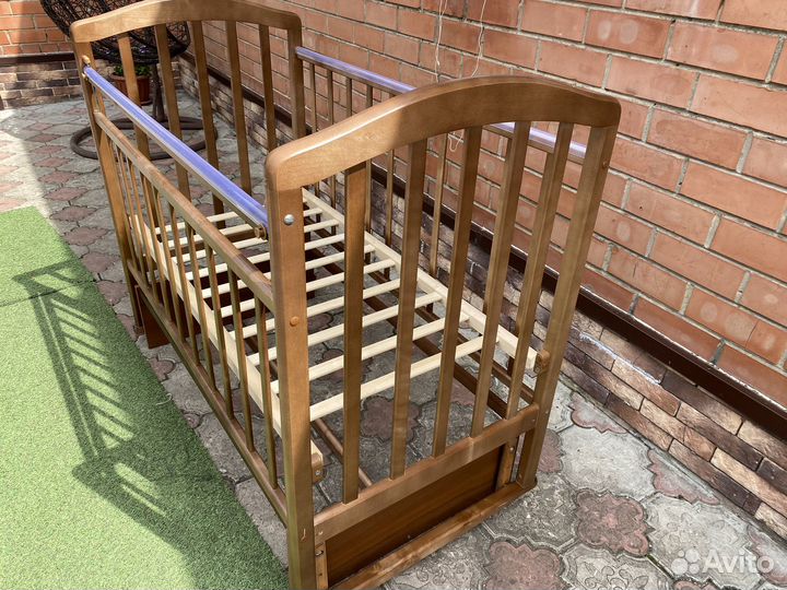 Детская кроватка с маятником