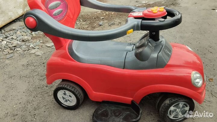 Детская машина каталка с ручкой