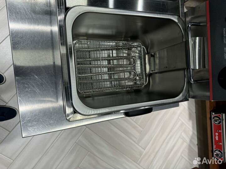 Фритюрница 4+4л Maklin