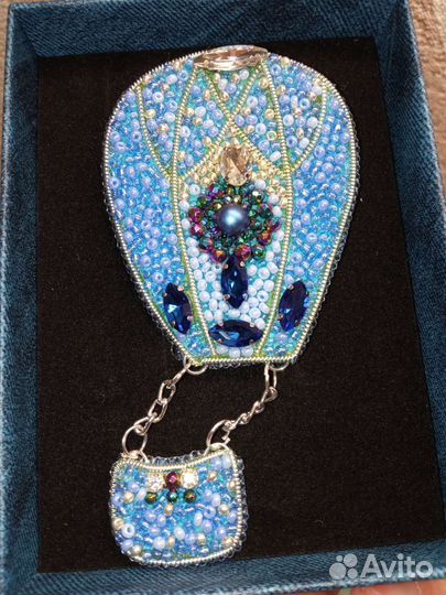 Брошь ручной работы из бисера