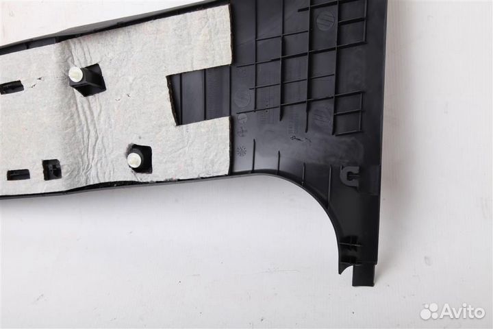 Обшивка стойки средняя правая Mercedes-Benz W210