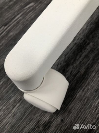 Стул на колесиках белый для мастера