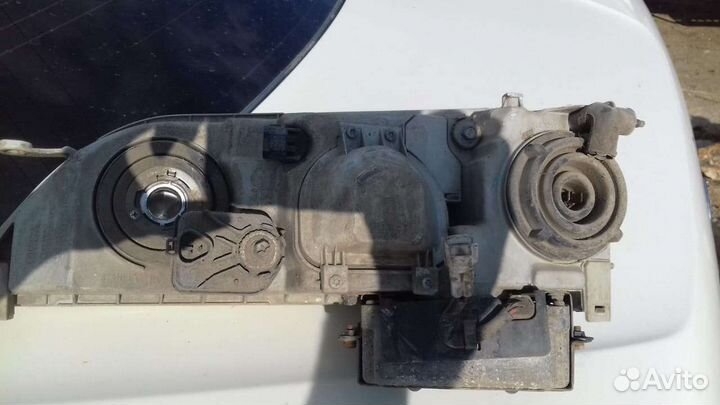 Фара передняя правая на toyota cresta