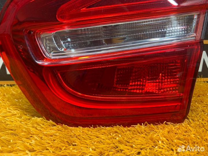 Фонарь крышки багажника правый Mercedes-Benz