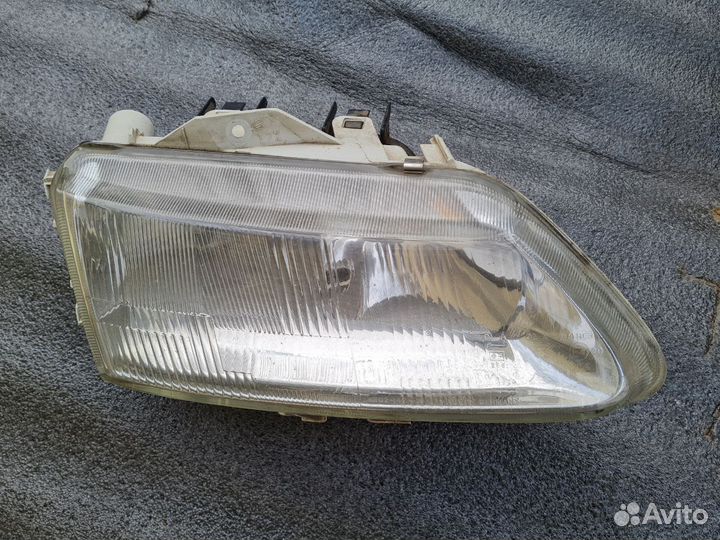 Фара Renault Laguna правая 7701038272